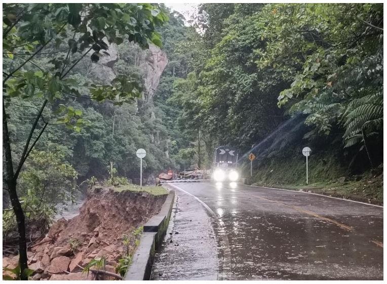 Figure 3. Landslides that disrupt the fieldwork, causing delays in the itinerary in Santa María region, Boyacá, Colombia.